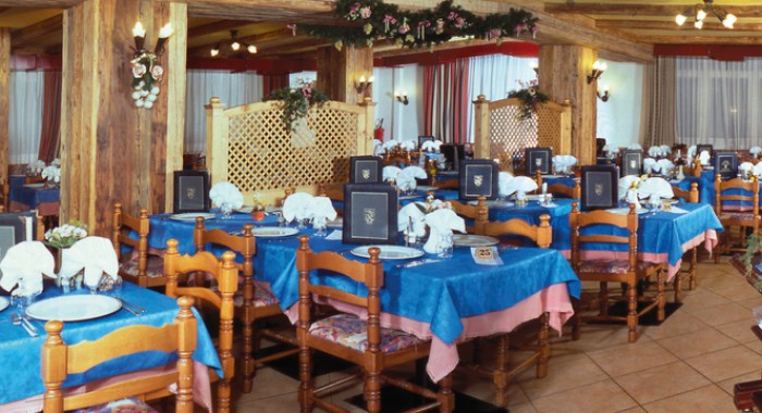 Hotel Bellevue (Canazei), Val di Fassa ski chalet, image 4